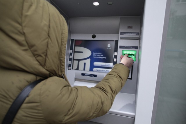 Policja szuka właściciela pieniędzy wypłaconych z bankomatu
