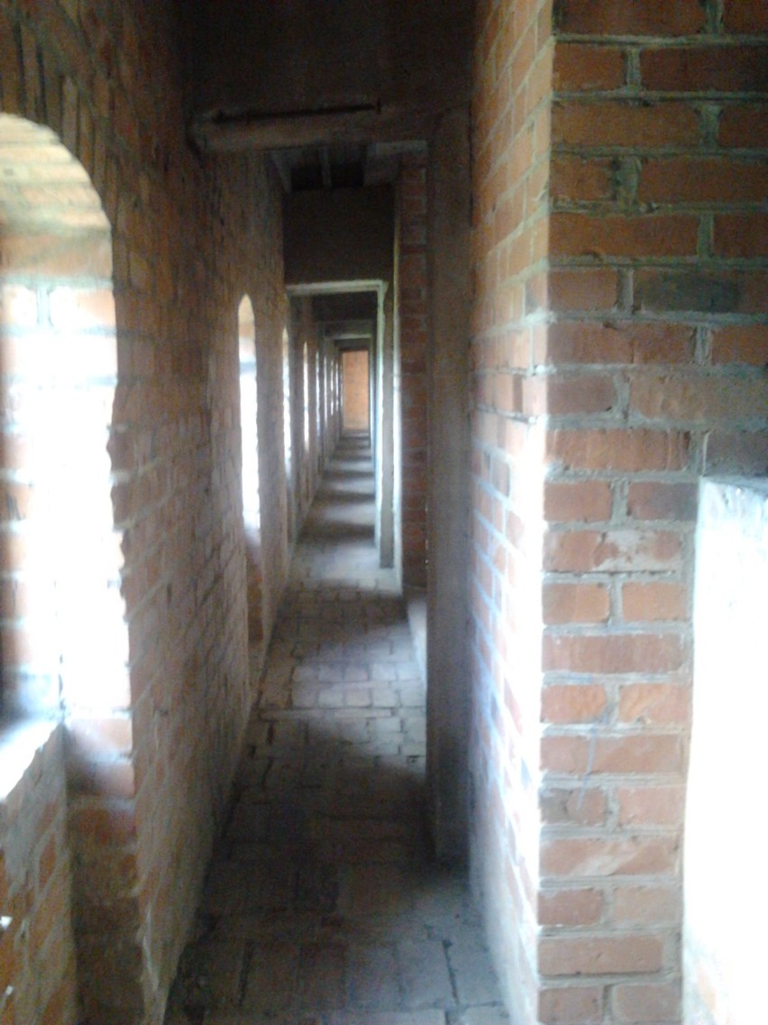 Wąskie przejście "pod sufitem", prowadzące naokoło głównej sali zamku