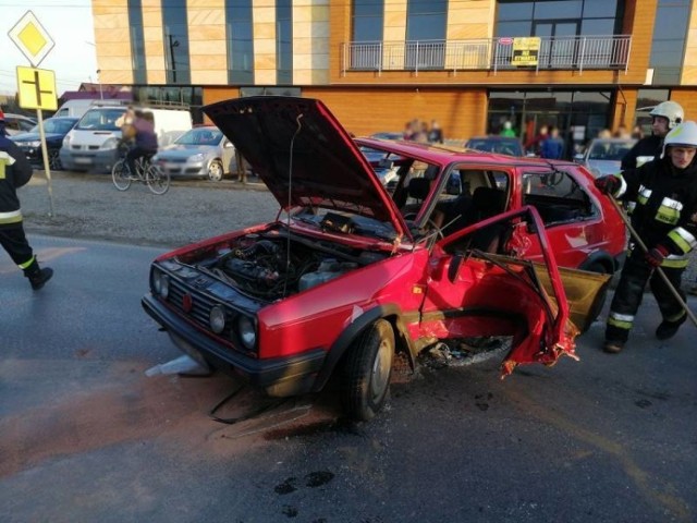 W zderzeniu vw golfa z bmw x1 ucierpiał jeden z kierowców