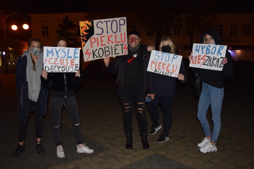Strajk kobiet. Pod takimi hasłami szli protestujący w Wieluniu ZDJĘCIA
