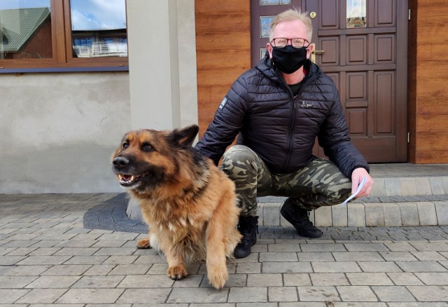 "Otrujemy ci psa, jak nie przestanie szczekać" - mieszkaniec Piotrkowa otrzymał groźbę zabicia jego wilczura. Jest bardzo zaniepokojojny