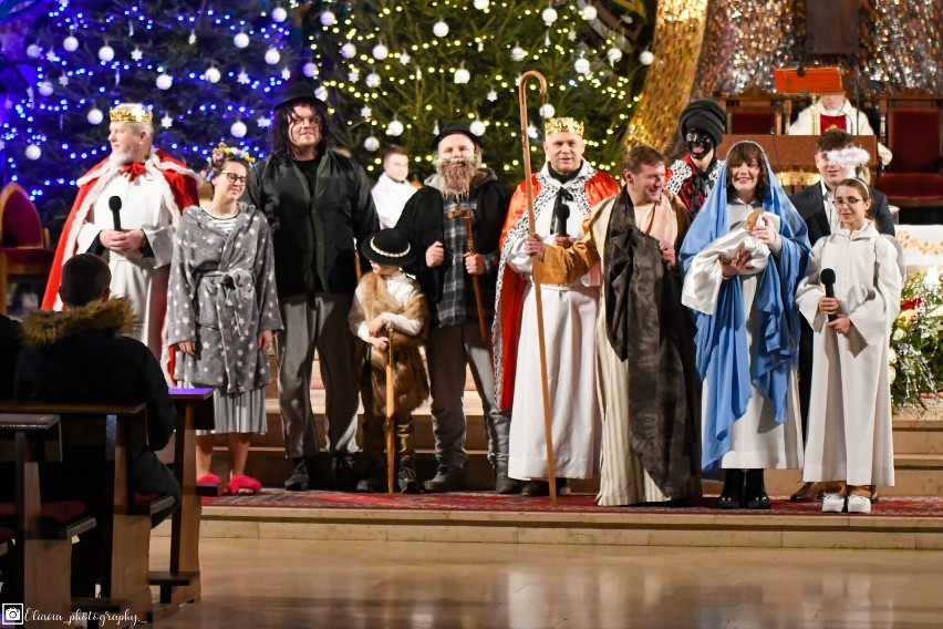Spektakl opowiadający historię Narodzenia Jezusa w kościele...