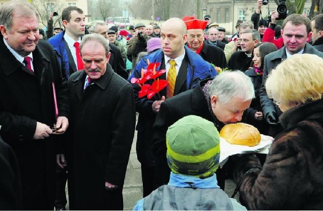 Przed rozpoczęciem tegorocznego Zjazdu Gnieźnieńskiego prezydent RP Lech Kaczyński spotkał się z mieszkańcami miasta. Na placu pod katedrą witali go przedstawiciele lokalnych władz