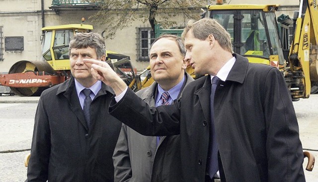 Marszałkom (od lewej) Stępniowi i Fisiakowi efekty prac w Rynku pokazywał prezydent Jacek Walczak