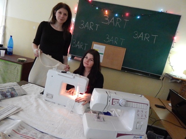 -&nbsp;Podczas warsztatów kreatywnych prezentowałyśmy, jak obsługiwać się maszyną do szycia - mówią Karolina Mańczyk i Natalia Markulak z ZSE.