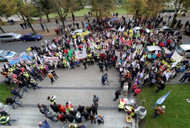 10 października 2016 ponad 400 nauczycieli z całego województwa protestowało w Szczecinie przeciw reformie oświaty.