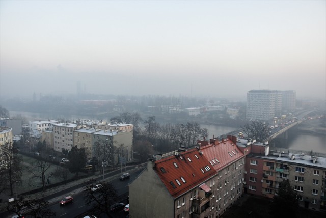 Smog w Opolu o poranku w piątek 17 stycznia