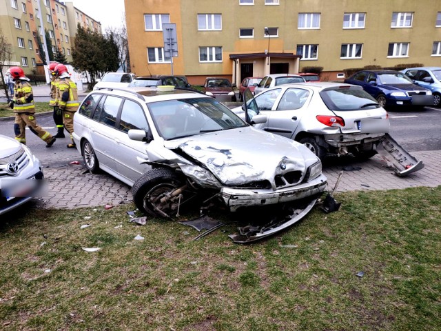 Pijany kierowca BMW na Zamenhofa w Piotrkowie staranował samochody na parkingu