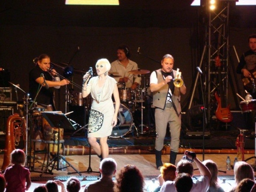Edyta Golec w piosence "Szarpany".