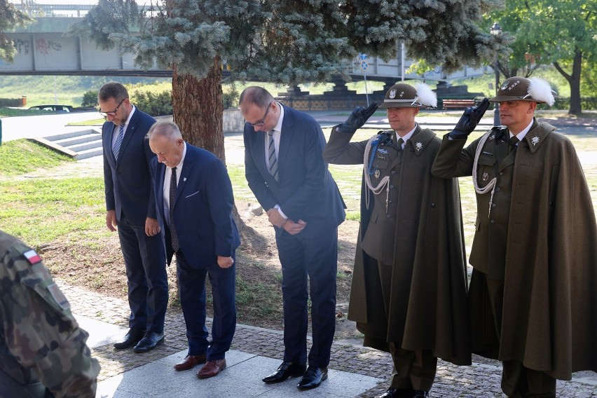 Święto Wojska Polskiego w Przemyślu. Złożenie kwiatów na...