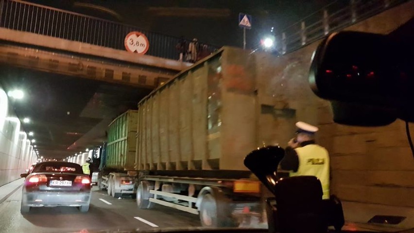 Kraków. Ciężarówka zaklinowała się w tunelu pod rondem Grunwaldzkim 