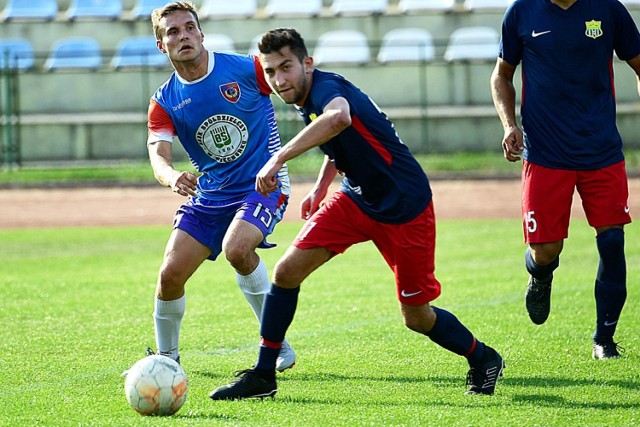 Gol kapitana Mateusza Tuńskiego (na niebiesko) dał Gromowi cenny punkt wywalczony na boisku w Dąbrowie Chełmińskiej.