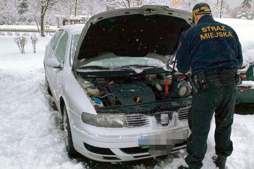 Strażnicy miejscy z Bełchatowa pomagają uruchomić samochód