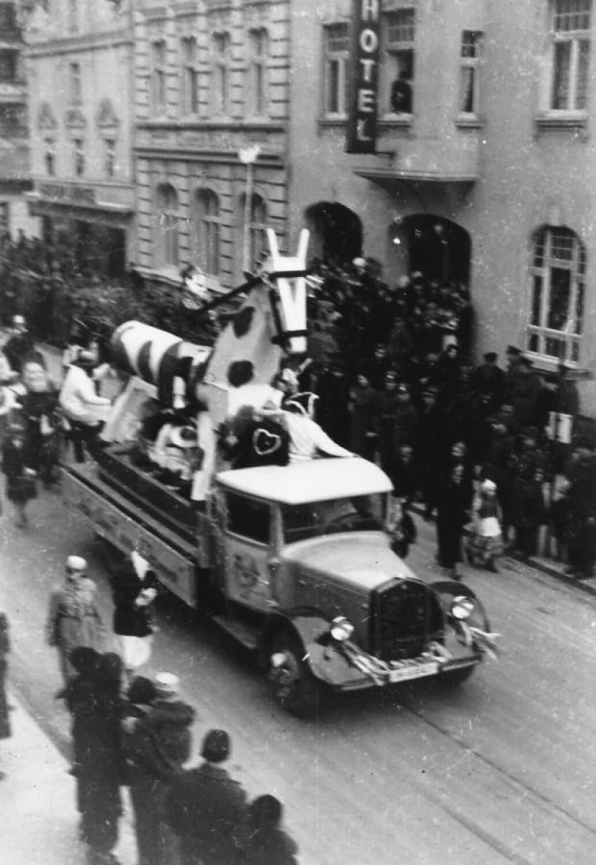 Zdjęcia z karnawałowej parady na ulicach Szczecinka lat 30....