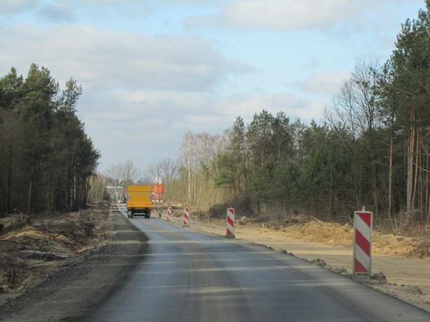Objazdy przez Tomaszów dla pojazdów pow. 3,5 ton. To w związku z rozbudową drogi wojewódzkiej nr 726