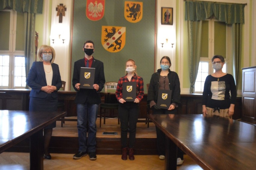 Uczniowie z powiatu wejherowskiego poprzez memy zachęcają nauczycieli do szczepień przeciwko COVID-19