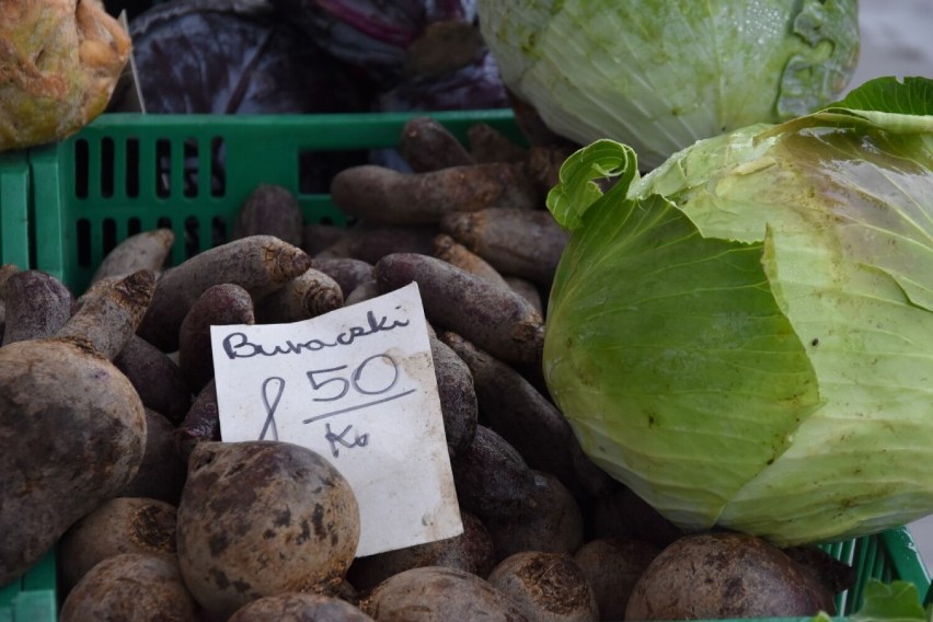 Ceny warzyw na targowisku w Kościerzynie. Sprawdziliśmy po ile marchew i buraki [ZDJĘCIA]