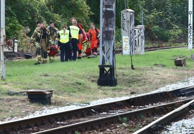 Policja potrzebuje pomocy w śledztwie, by ustalić kim jest mężczyzna który zginął na torach we Wrocławiu. Do tragedii doszło w okolicy Dworca Wrocław Nadodrze