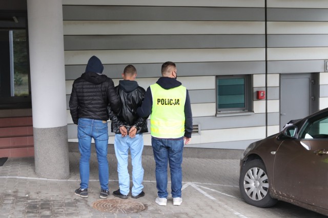 Funkcjonariusze Ogniwa Patrolowo-Interwencyjnego Komendy Powiatowej Policji w Olkuszu zatrzymali sprawcę kradzieży w olkuskich sklepach