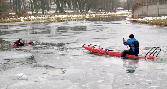 Lód załamał się pod człowiekiem na zalewie Węgierki. Na pomoc ruszyli strażacy - taki był scenariusz ćwiczeń