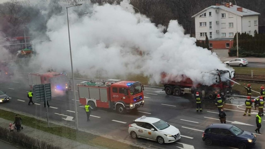 Wrocław. Groźny pożar samochodu ciężarowego na ul. Legnickiej. Co się stało? [ZOBACZ ZDJĘCIA I FILM]
