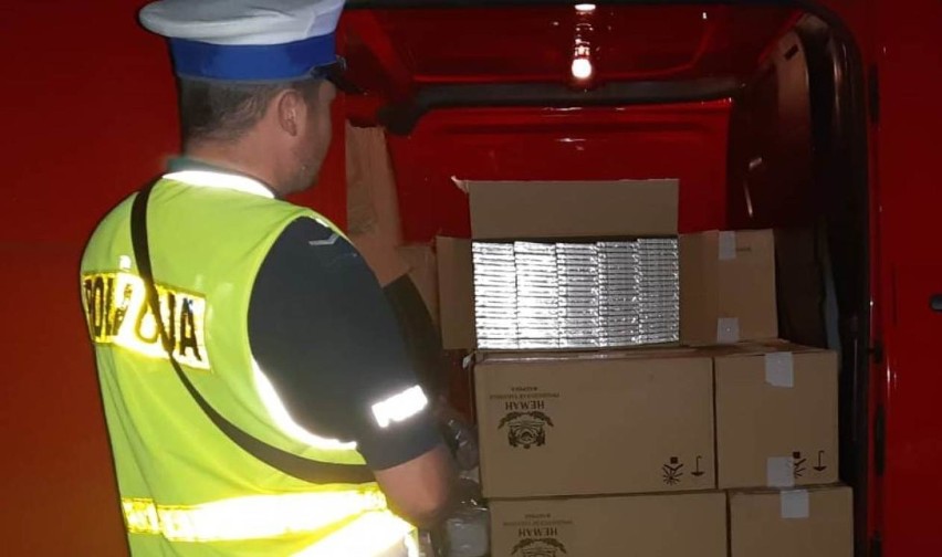 Policjanci z Radomska udaremnili przewóz 12 tys. paczek nielegalnych papierosów