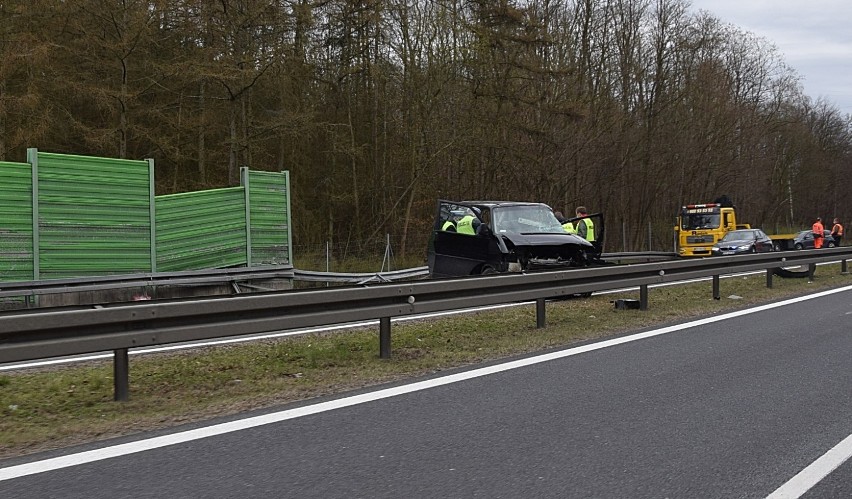 Bus rozbił się na barierach pod Stargardem. Pięć osób rannych. Wielki korek na drodze  