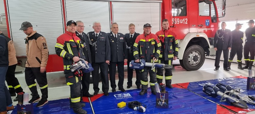 Strażacy z OSP Obrzycko z nowym sprzętem ratowniczym. Współpraca procentuje!