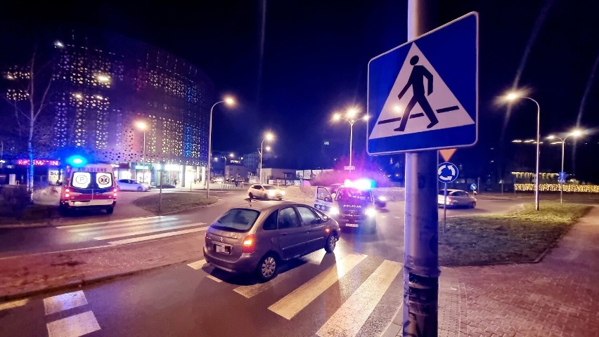 Wypadek w centrum Kielc. Samochód potrącił kobietę
