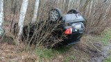Wypadek na DK 91 w Kamieńsku. Kierująca zjechała na pobocze, samochód dachował