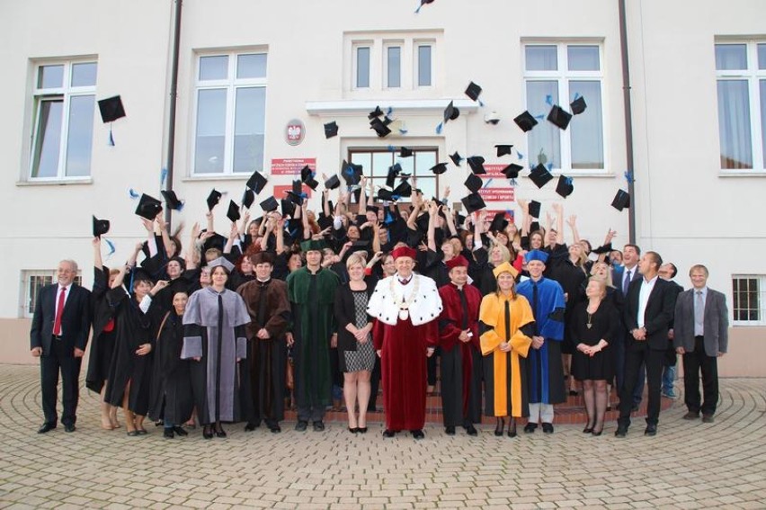 W PWSZ w Oświęcimiu pożegnano absolwentów. Mury uczelni z tytułami licencjata opuściło 388 osób.