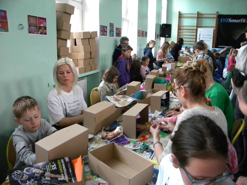 Pruszcz Gdański: Uczniowie budowali wielki domek dla lalek [ZDJĘCIA]