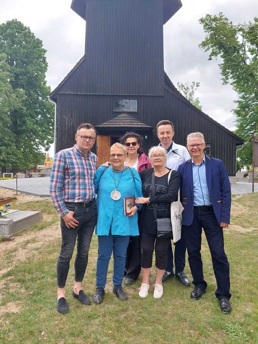 Elżbieta Dzikowska podczas wizyty studyjnej odwiedziła sakralne obiekty architektury drewnianej na Opolszczyźnie