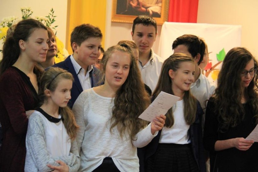 Dzień patrona w Zespole Szkół Katolickich w Malborku. Uczniowie pamiętają o Janie Pawle II