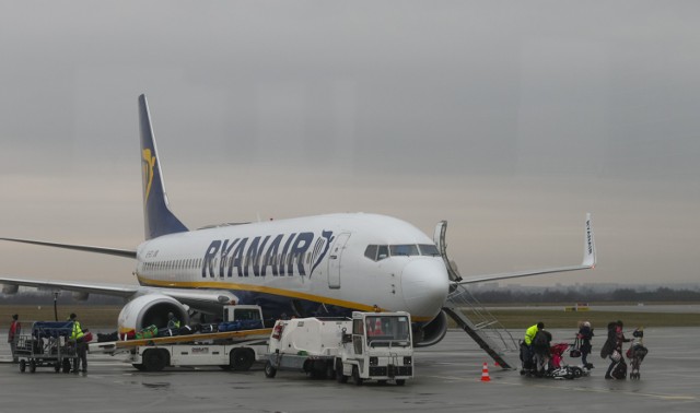 10.12.2016 jasionka przylot samolotu pasezerskiego ryanair z londynu lotnisko fot krzysztof kapica