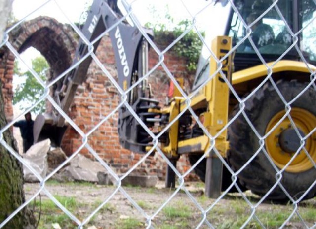 Pracująca koparka wybierająca z gruntu wzmocnienia fot.z dnia 15.09.2008 rok