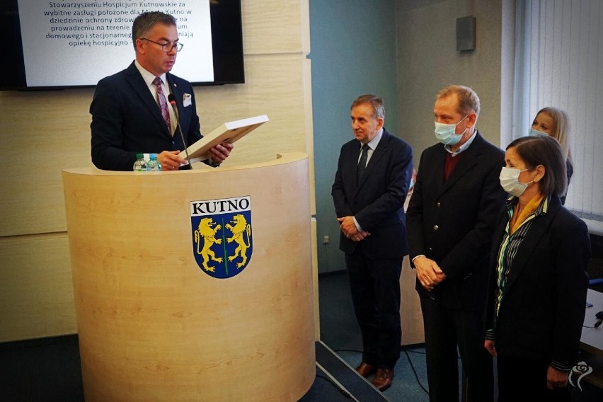 Kutnowscy radni przekazali nagrody Jerzemu Papiewskiemu i Kutnowskiemu Hospicjum
