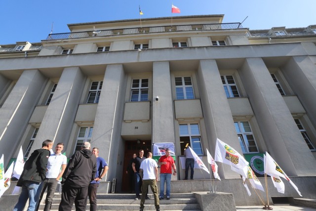 Związkowcy weszli do siedziby Polskiej Grupy Górniczej. 
Zobacz kolejne zdjęcia. Przesuwaj zdjęcia w prawo - naciśnij strzałkę lub przycisk NASTĘPNE