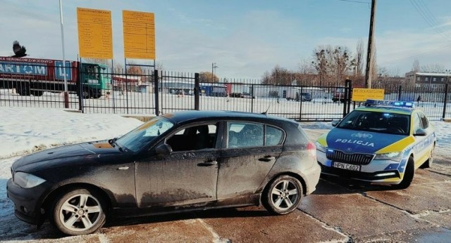 Obywatel Gruzji, jadący bmw, zatrzymany został przez gdańskich policjantów na ul. Zawodników w Gdańsku. Funkcjonariusze podejrzewają, że prowadził pod wpływem narkotyków.