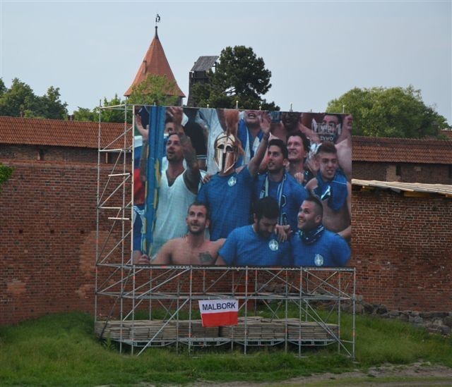 Malbork. 10 lat temu rozpoczęło się Euro 2012. Tłum kibiców oglądał mecz Polska - Grecja na miejskim telebimie [ZDJĘCIA]