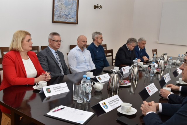 W starostwie powiatowym w Lęborku doszło dziś (13.02) do spotkania ministra funduszy i polityki regionalnej Marcina Horały i wojewody pomorskiego Dariusza Drelicha z samorządowcami powiatu lęborskiego.
