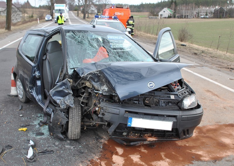 Powiat starogardzki: Auto uderzyło w drzewo. Dwie osoby są ranne