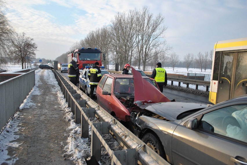 Zderzenie samochodów na moście