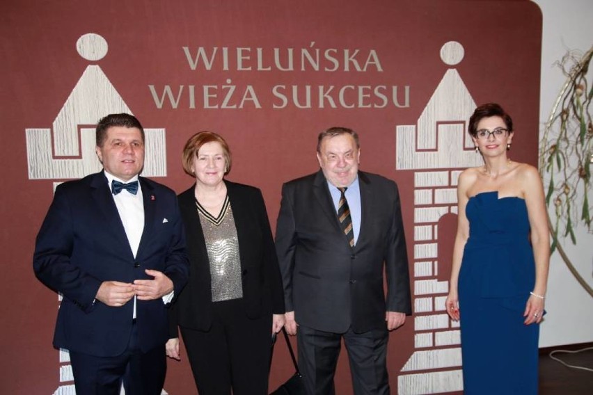 Wieluńskie wydarzenia roku 2020. Podczas uroczystej gali burmistrz wręczył wieże sukcesu ZDJĘCIA