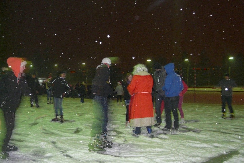 Inauguracyjna ślizgawka w Tomaszowie za nami. Dopisały humory, łyżwy i zimowa pogoda