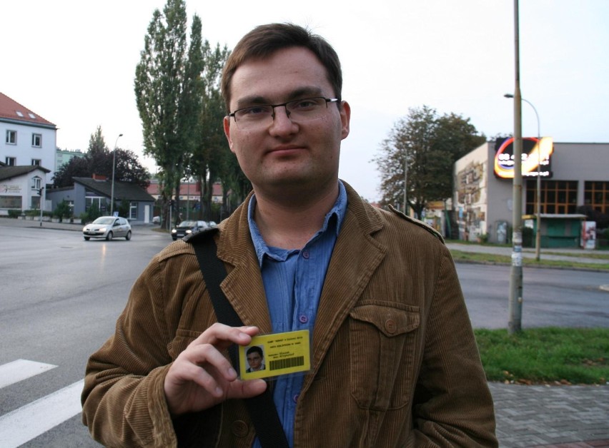 Krzysztof Olszak z dumą prezentuje kartę biblioteczną