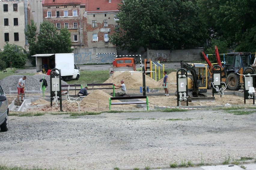 Trwa budowa siłowni pod chmurką w Legnicy (ZDJĘCIA)