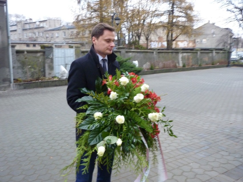 Radomsko: wicewojewoda Krzysztof Ciecióra złożył kwiaty pod tablicą pamięci bł. ks. Jerzego Popiełuszki [ZDJĘCIA]