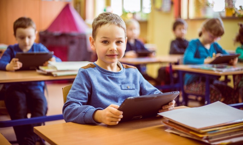 Pierwszoklasiści w Piekarach dostaną plecaki, tablety i laptopy. Będzie też dotacja z rządu 