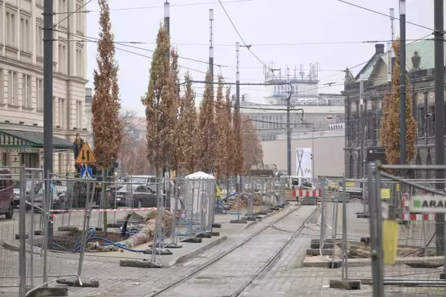 Tutaj liczymy na wasze odpowiedzi — jak to w końcu jest z poznańską gościnnością? Lubimy, gdy ktoś nas odwiedza i bogato zastawiamy stół, chętnie przyjmujemy, ale tylko z paluszkami i czipsami, czy może jednak nie lubimy, jak ktoś do nas przyjeżdża? 

W redakcji zdania są mocno podzielone, ale nie mamy pewności, czy to nie po prostu różnica charakterów. Tak czy inaczej, stereotyp niegościnnego poznaniaka nadal jest żywy.